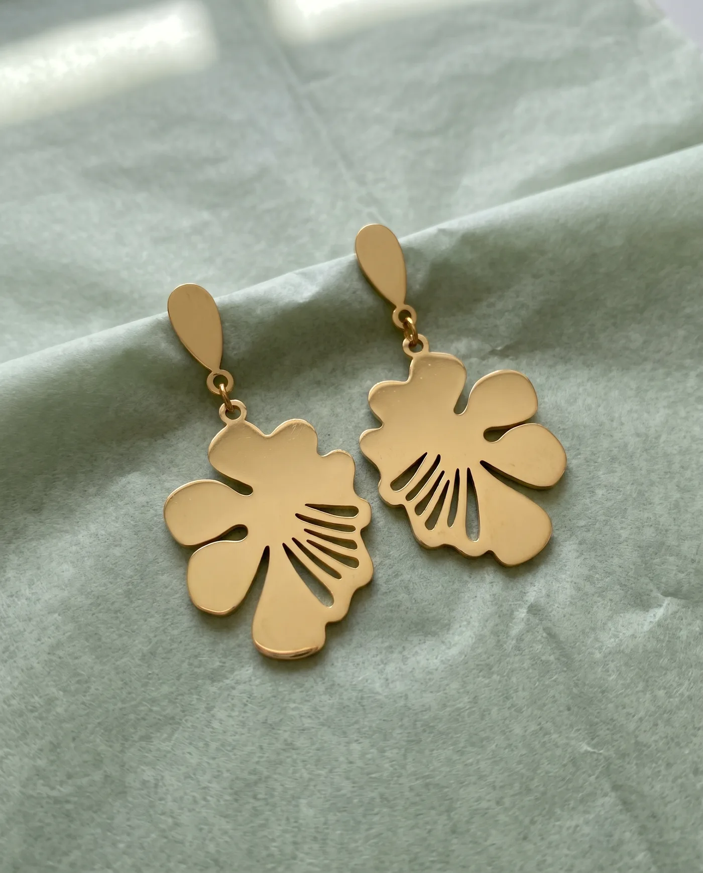 Petal Drop Earrings: Polished cut-out flowers